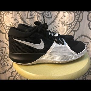 NIKE BLACK AND WHITE SIZE 6Y SHOES